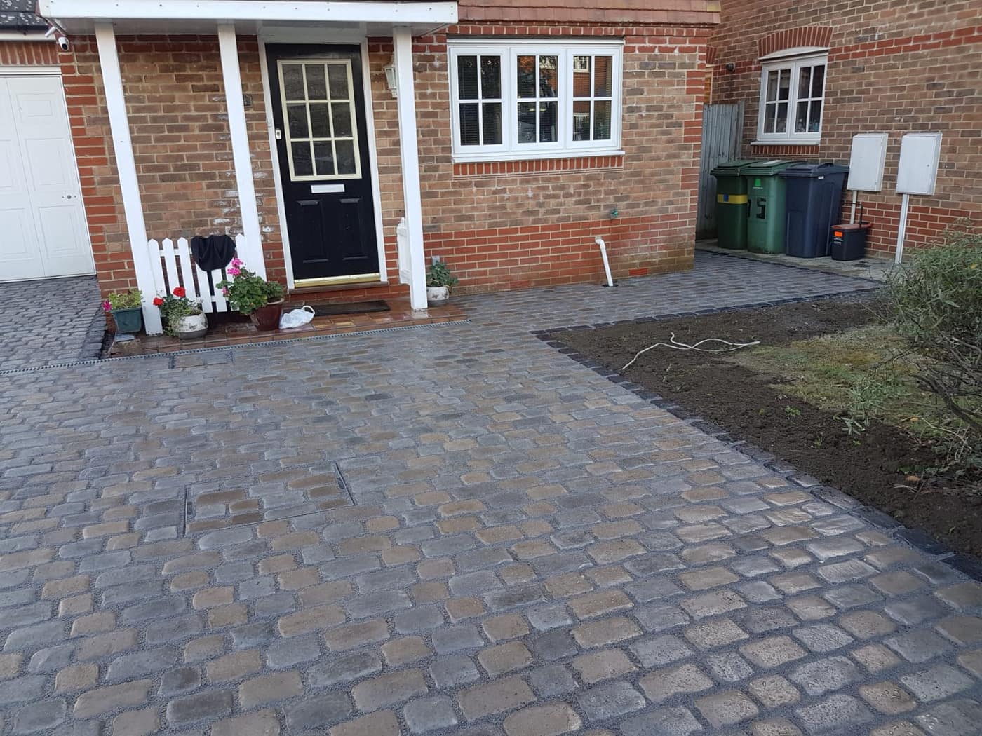 Block paving driveway with contrasting border